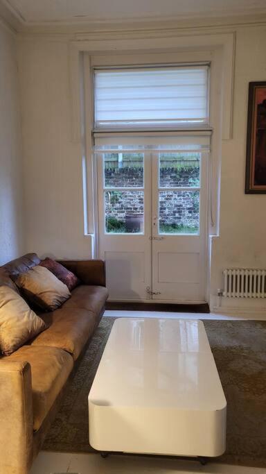 3 Garden One Bed Flat - Great Location - Free Onsite Parking - Private - Comfortable Apartment