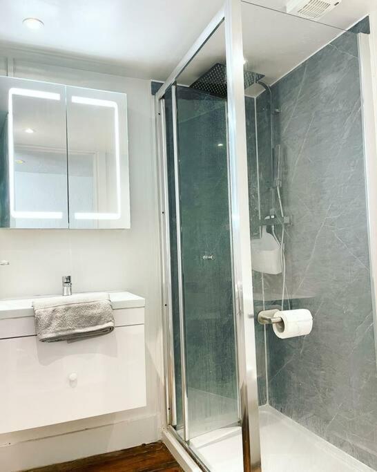 Apartment 3 Garden One Bed Flat - Great Location - Free Onsite Parking - Private - Comfortable *