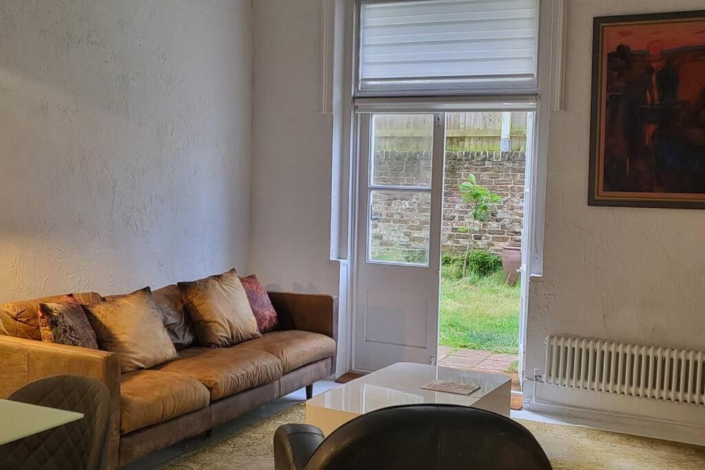 3 Garden One Bed Flat - Great Location - Free Onsite Parking - Private - Comfortable *
