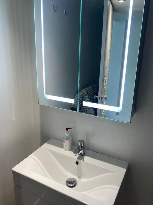 Apartment 3 Garden One Bed Flat - Great Location - Free Onsite Parking - Private - Comfortable Brighton