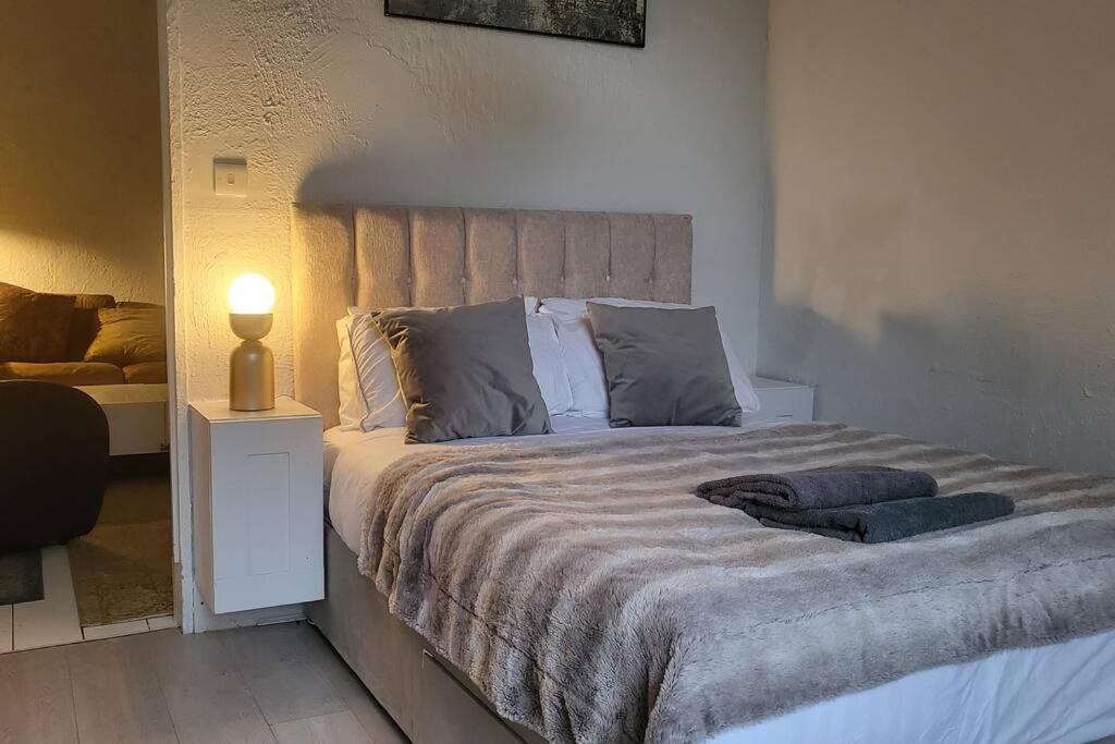 3 Garden One Bed Flat - Great Location - Free Onsite Parking - Private - Comfortable