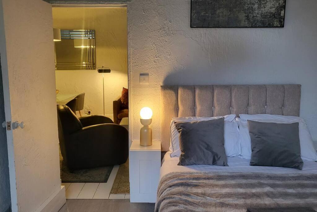 Apartment 3 Garden One Bed Flat - Great Location - Free Onsite Parking - Private - Comfortable