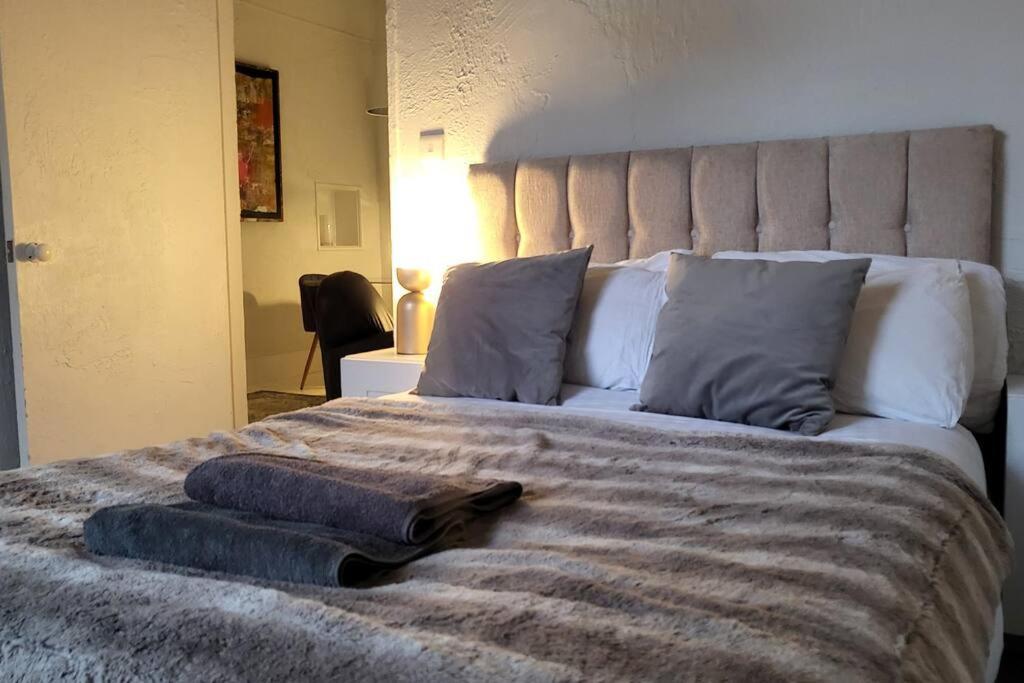 3 Garden One Bed Flat - Great Location - Free Onsite Parking - Private - Comfortable *