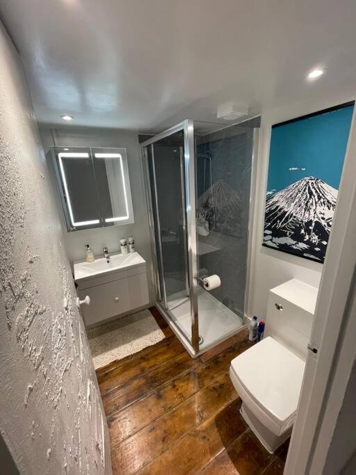 3 Garden One Bed Flat - Great Location - Free Onsite Parking - Private - Comfortable Apartment *
