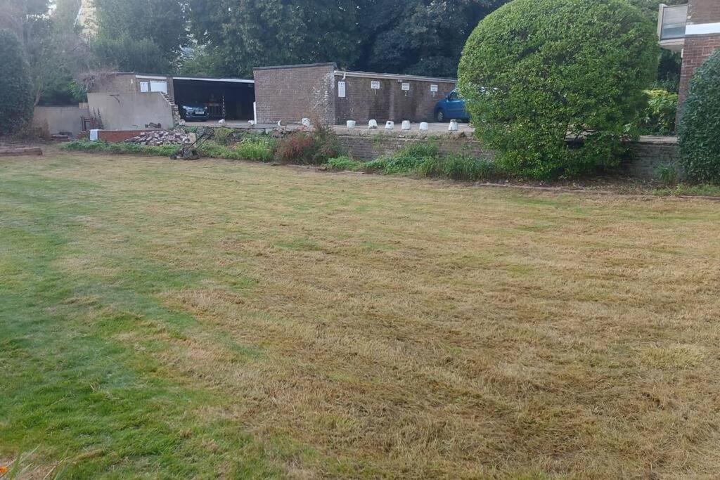 3 Garden One Bed Flat - Great Location - Free Onsite Parking - Private - Comfortable Apartment