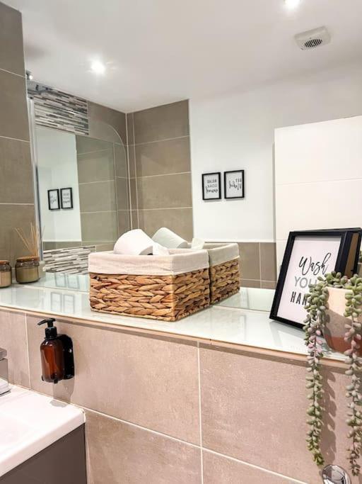 Central - 5 Min Walk From Beach And Pier And Within Walking Distance Of The Train Station - Sleeps Up To 6 Guests! Apartment *