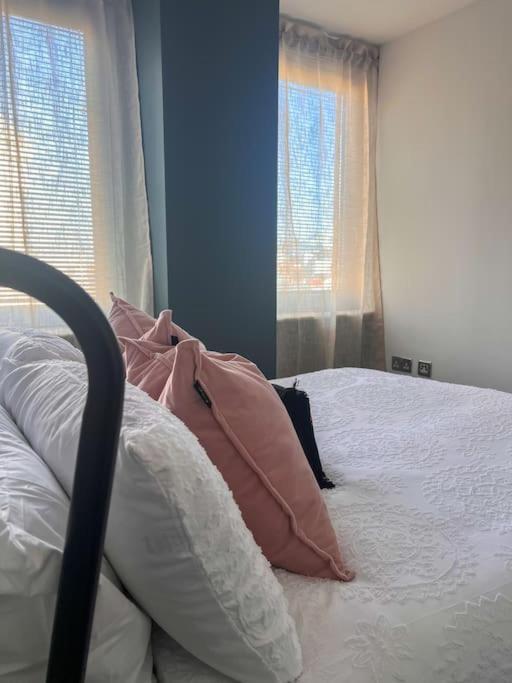 Central - 5 Min Walk From Beach And Pier And Within Walking Distance Of The Train Station - Sleeps Up To 6 Guests! * Brighton