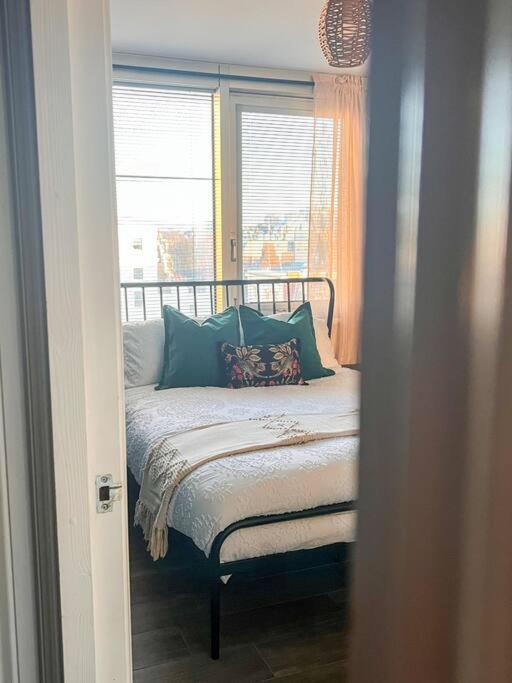 Central - 5 Min Walk From Beach And Pier And Within Walking Distance Of The Train Station - Sleeps Up To 6 Guests! *