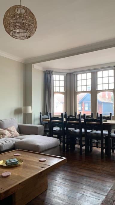 Holiday home Lovely 4 Bedroom Home, Stones Throw From The