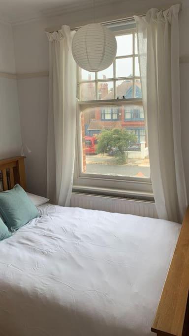 Lovely 4 Bedroom Home, Stones Throw From The Brighton
