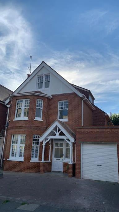 Lovely 4 Bedroom Home, Stones Throw From The Brighton