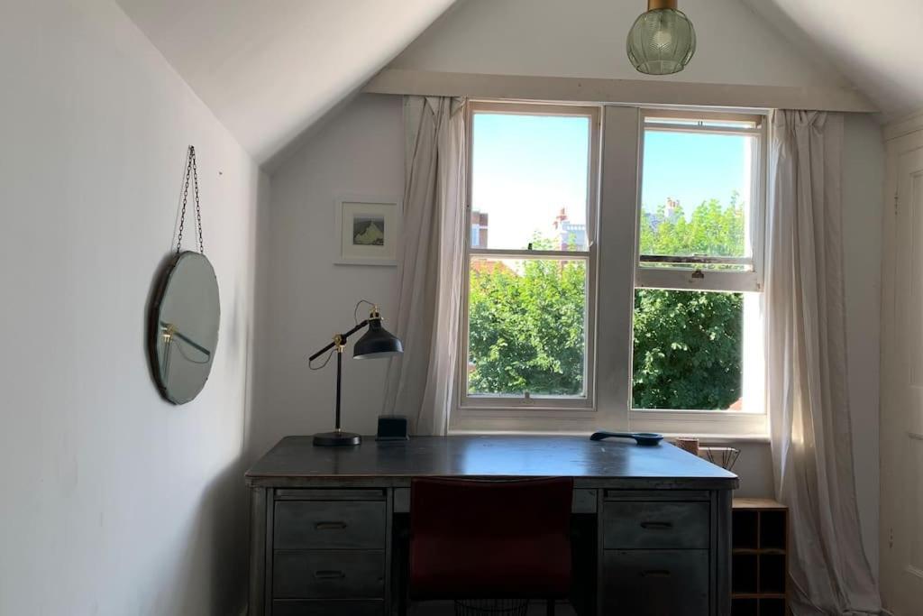 Lovely 4 Bedroom Home, Stones Throw From The Holiday home *