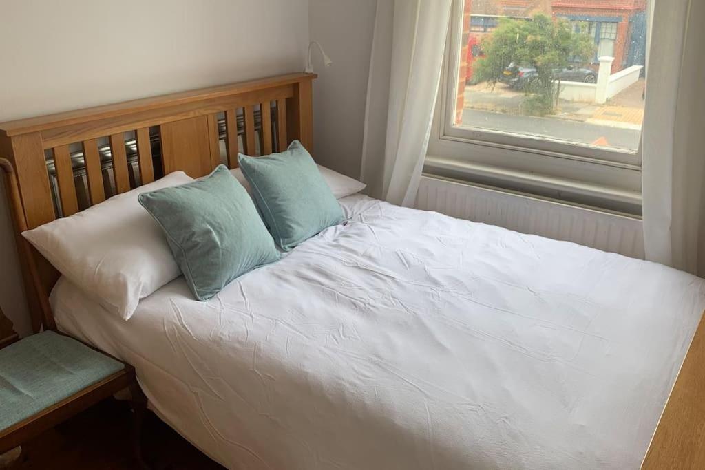 Lovely 4 Bedroom Home, Stones Throw From The