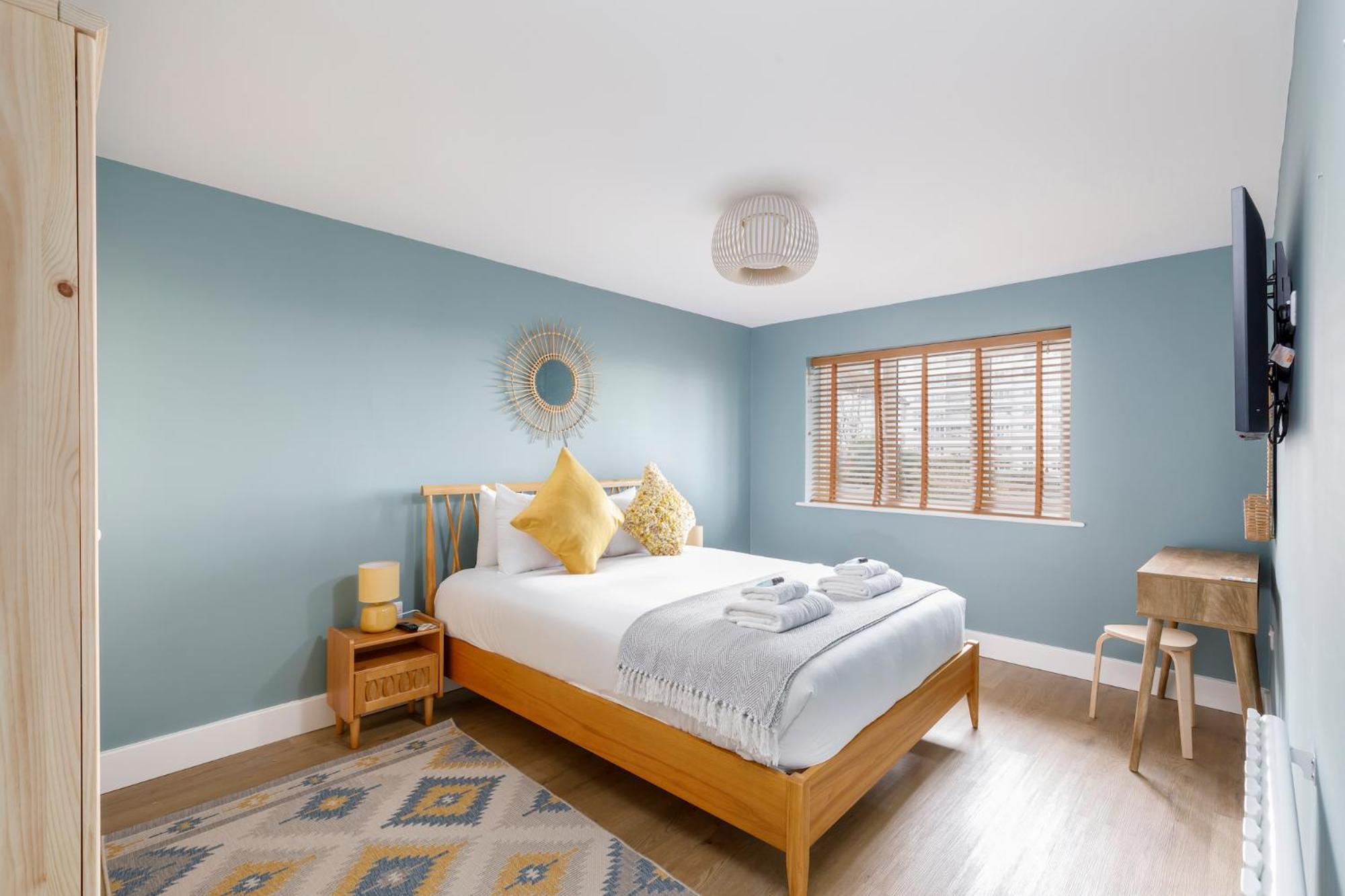 Free Parking Stylish & Modern 4-bedroom With Sea Views