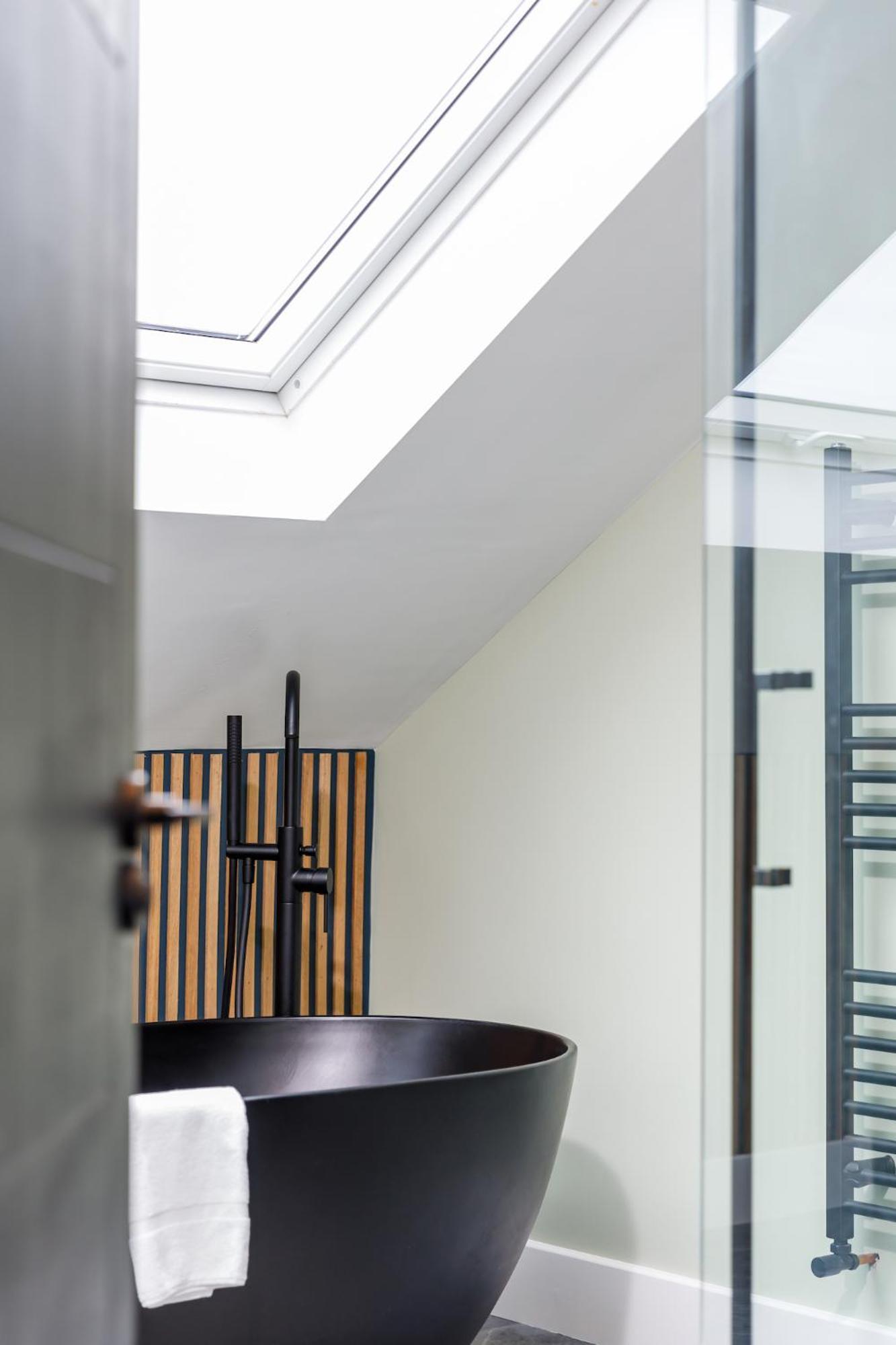 Free Parking Stylish & Modern 4-bedroom With Sea Views Holiday home *