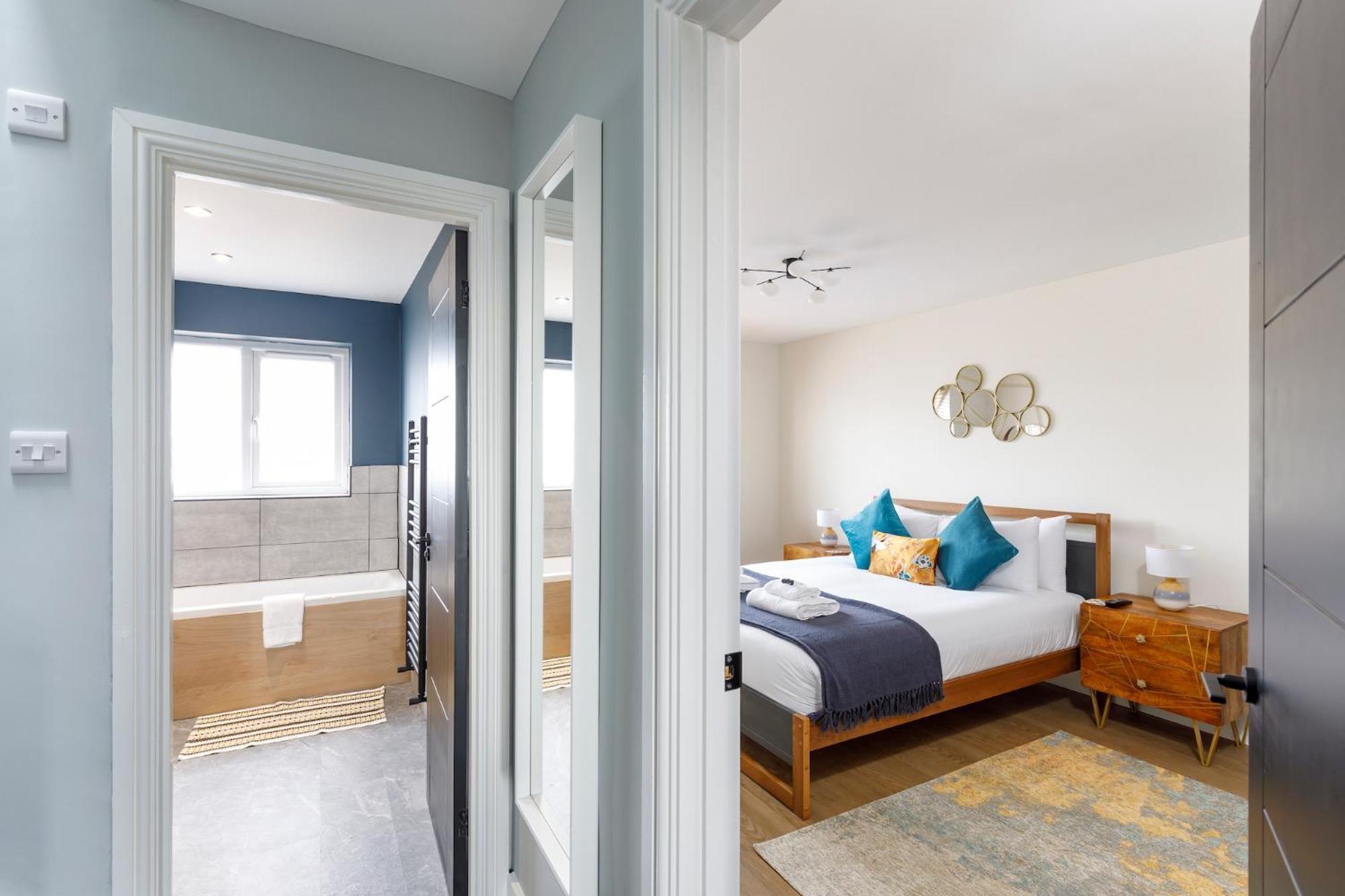 Holiday home Free Parking Stylish & Modern 4-bedroom With Sea Views *