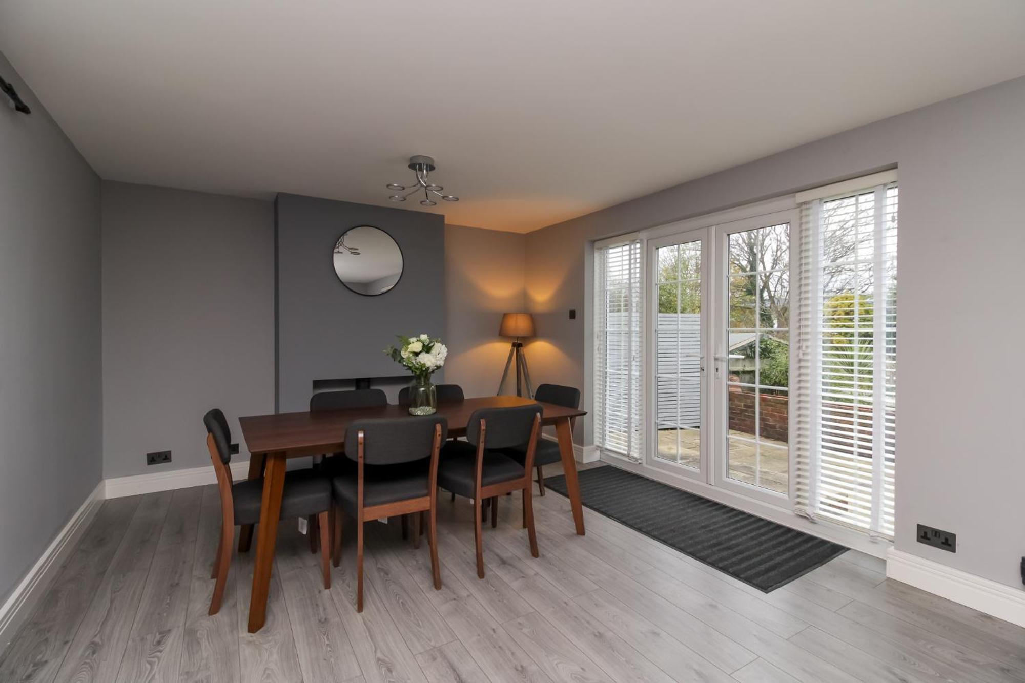 Refurbished 4-br House Near Beach And The Downs
