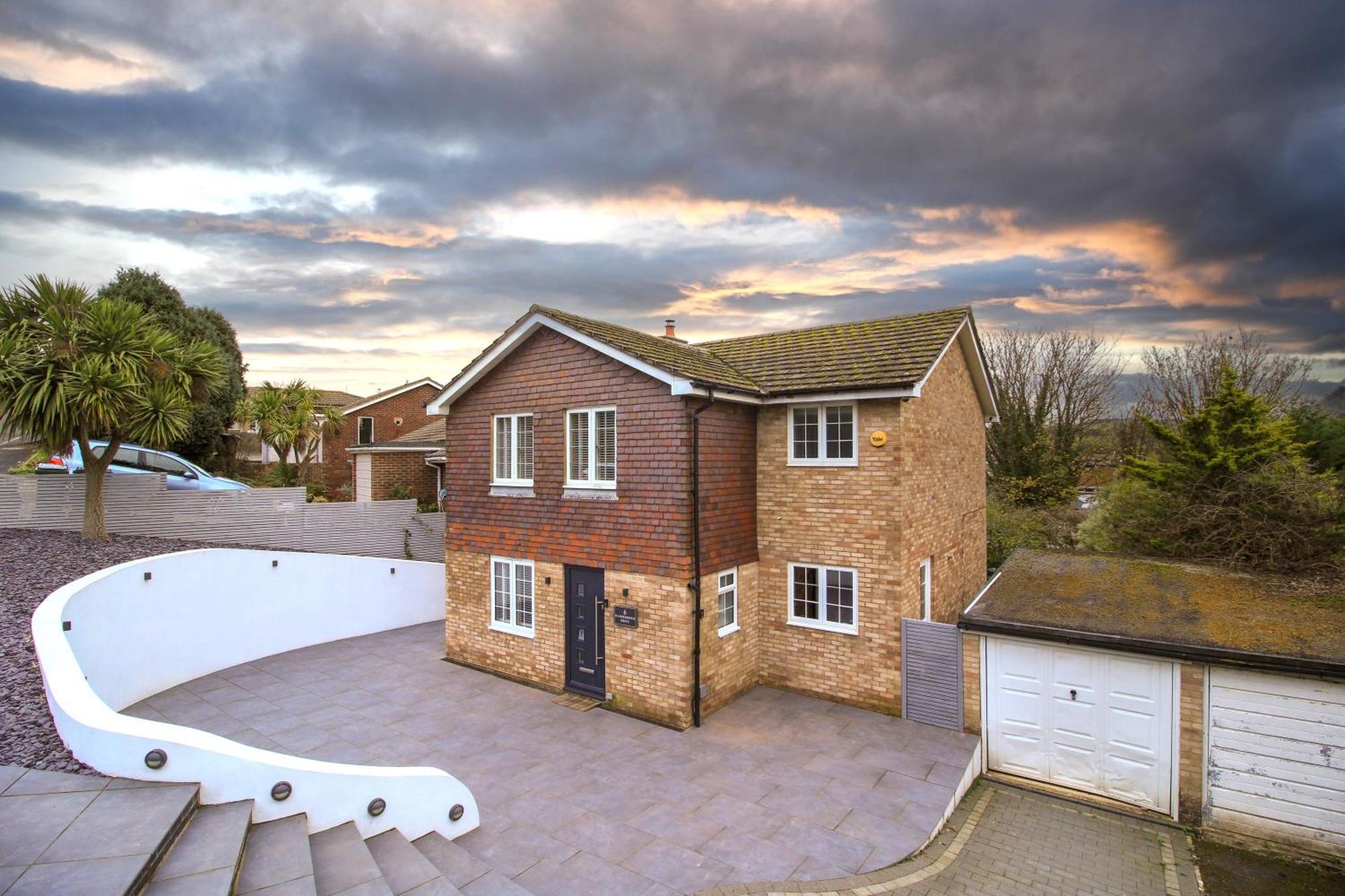 Holiday home Refurbished 4-br House Near Beach And The Downs *