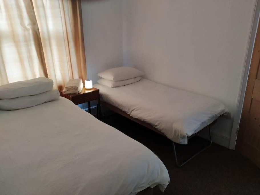 Spacious 2 Bed Maisonette Near Town, That Sleeps 6 Apartment *