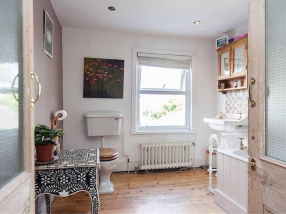 Three Bedroomed Victorian Family House, Garden Holiday home