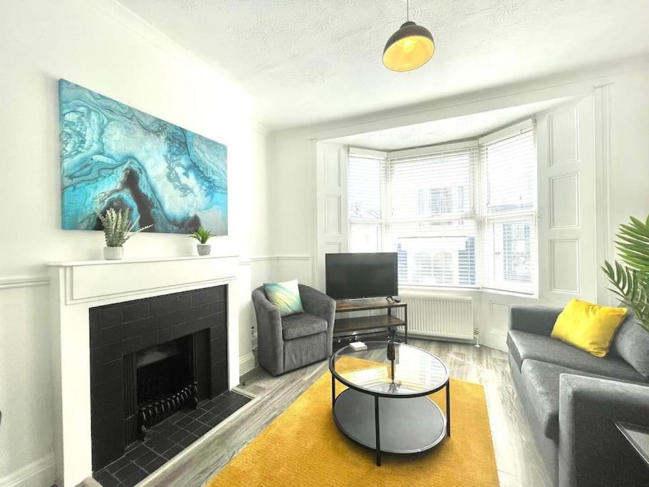 2 Bedroom * Brighton