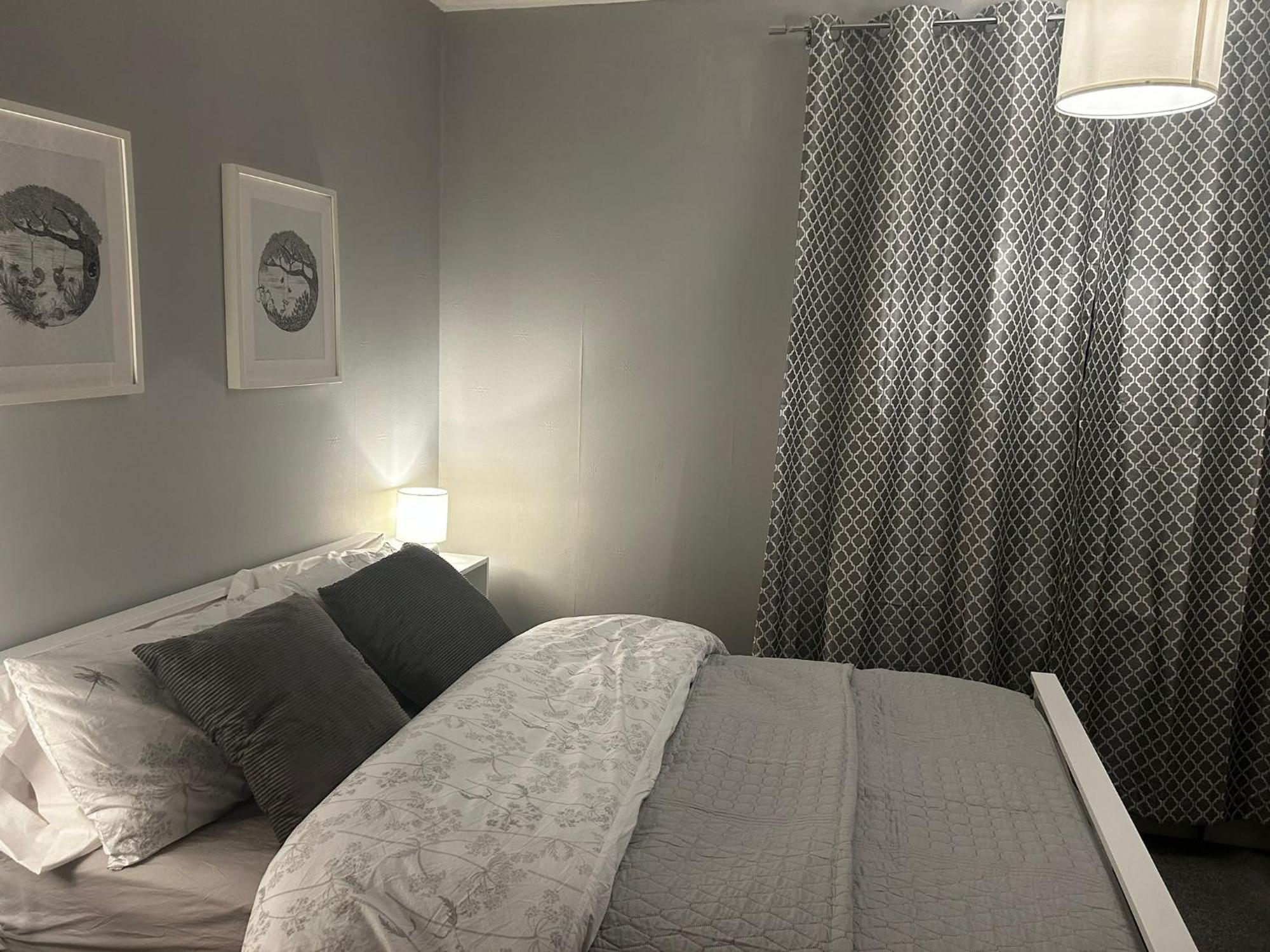 Beautiful Bright Three Bedroom House In And With Free Parking Holiday home *