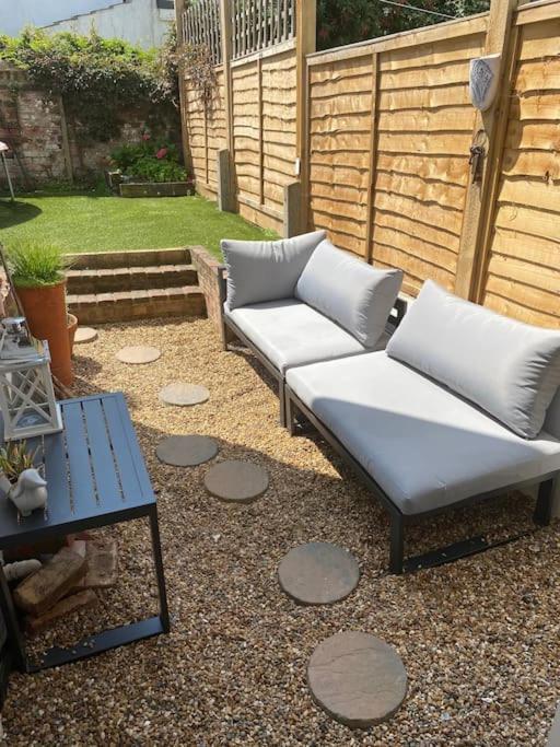 Poets Place - Lovely 4 Bedroom Townhouse With Garden *