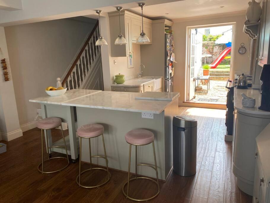 Poets Place - Lovely 4 Bedroom Townhouse With Garden