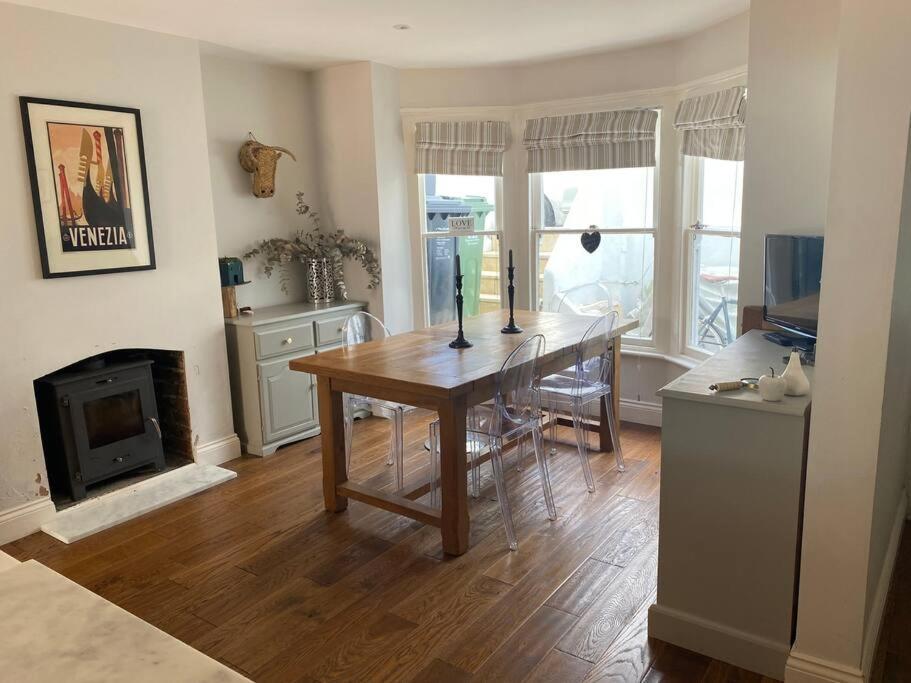 Poets Place - Lovely 4 Bedroom Townhouse With Garden Holiday home Brighton