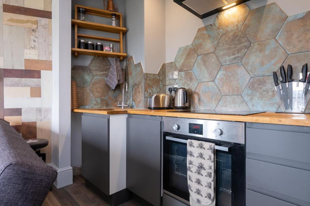 Host & - Wakefield Apartment