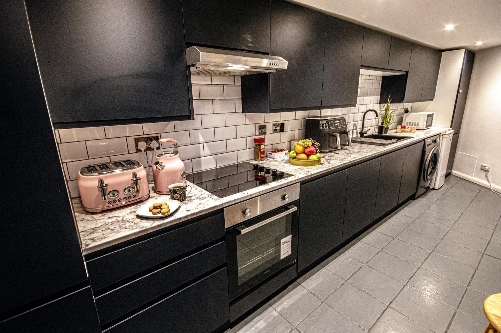 3 - Bedroom Townhouse In With Parking Holiday home