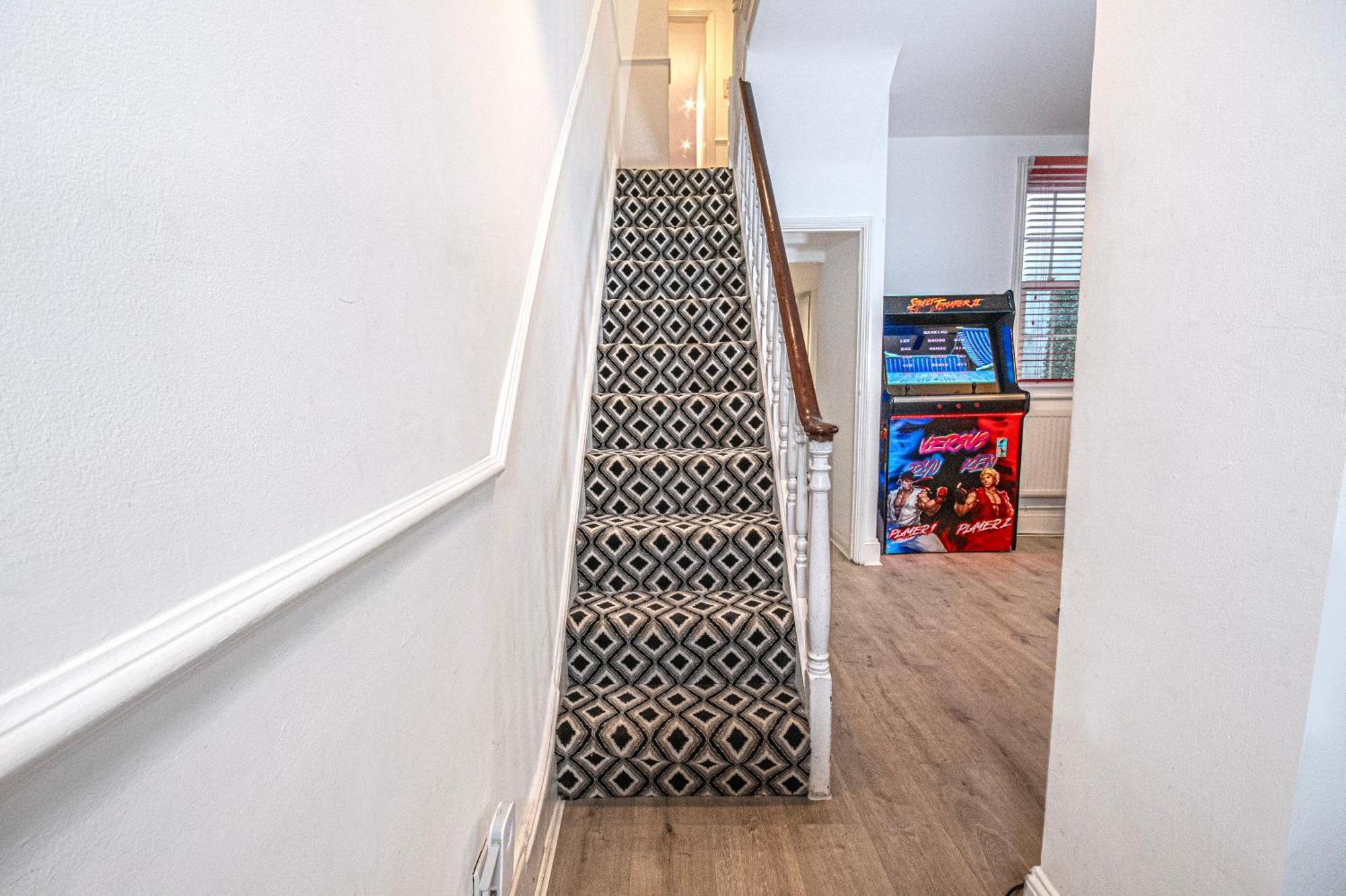 3 - Bedroom Townhouse In With Parking *