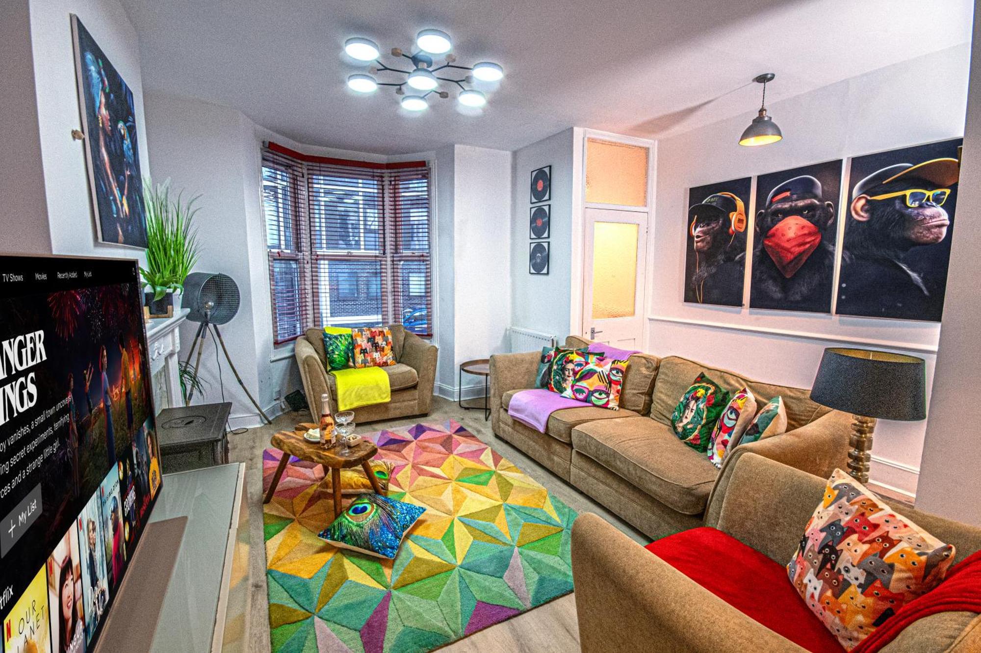 3 - Bedroom Townhouse In With Parking *
