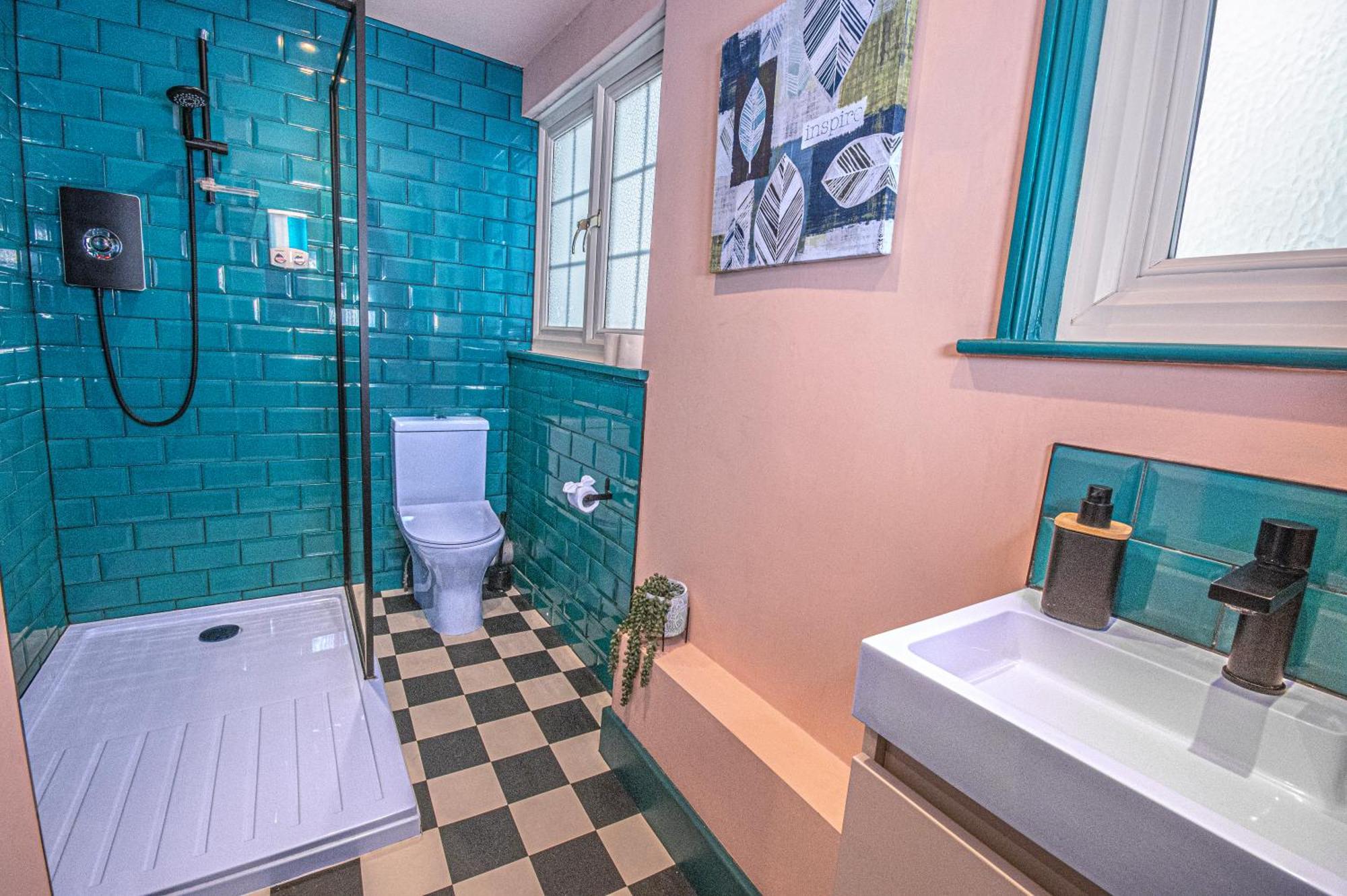 3 - Bedroom Townhouse In With Parking *