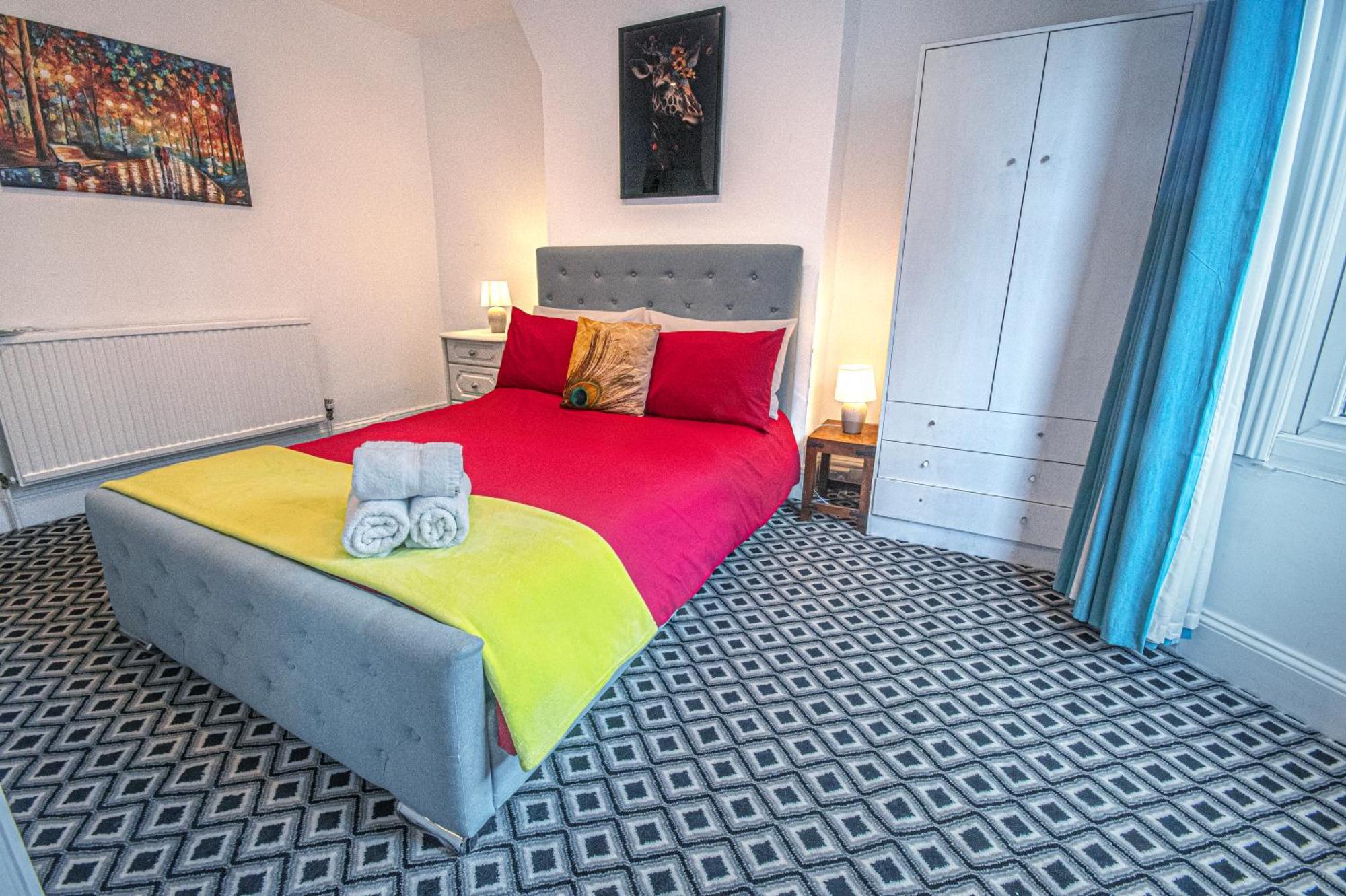3 - Bedroom Townhouse In With Parking