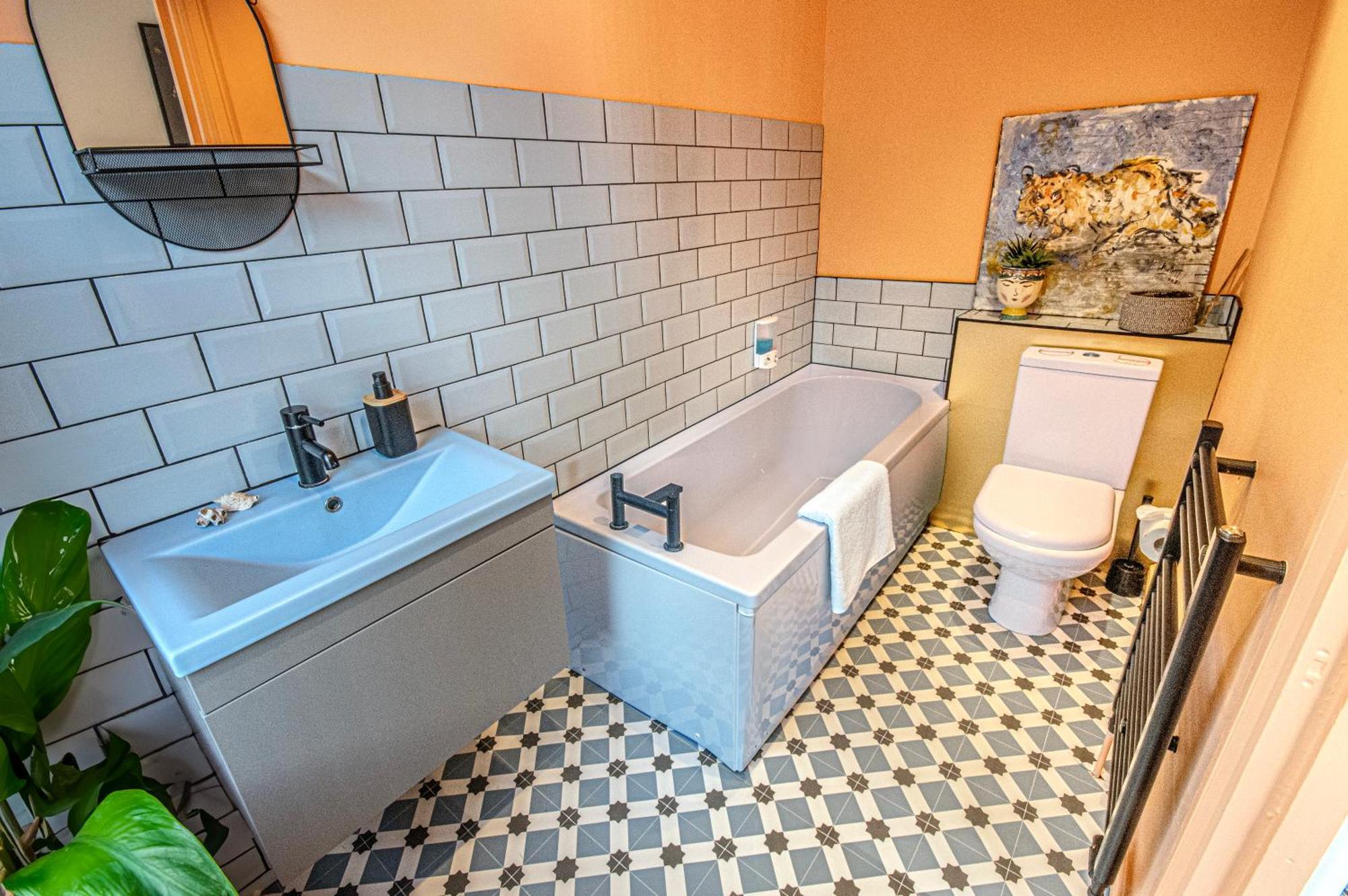 3 - Bedroom Townhouse In With Parking * Brighton