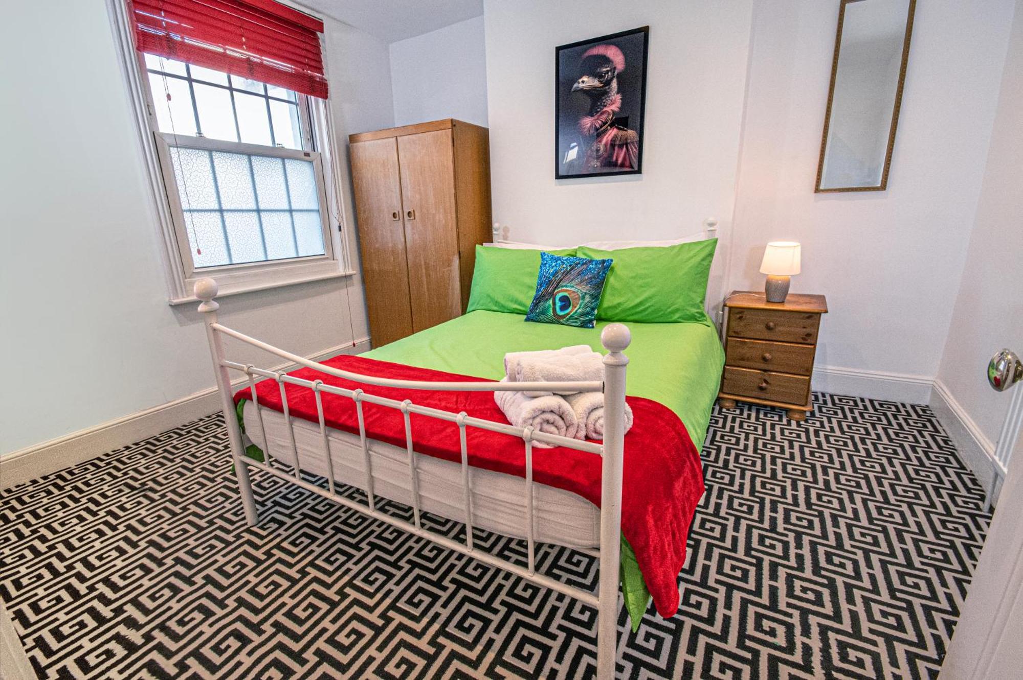 3 - Bedroom Townhouse In With Parking Holiday home