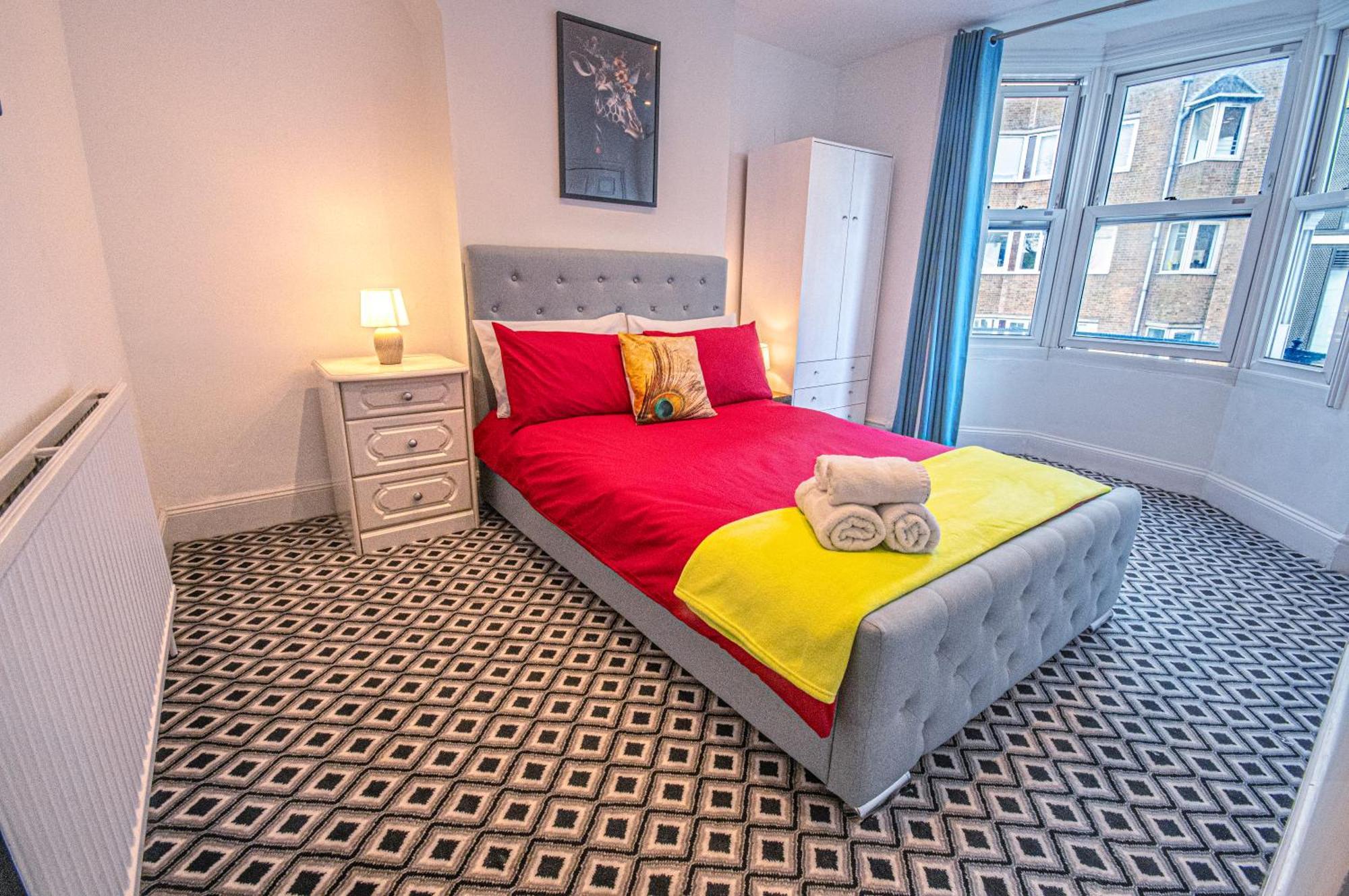 3 - Bedroom Townhouse In With Parking Holiday home *