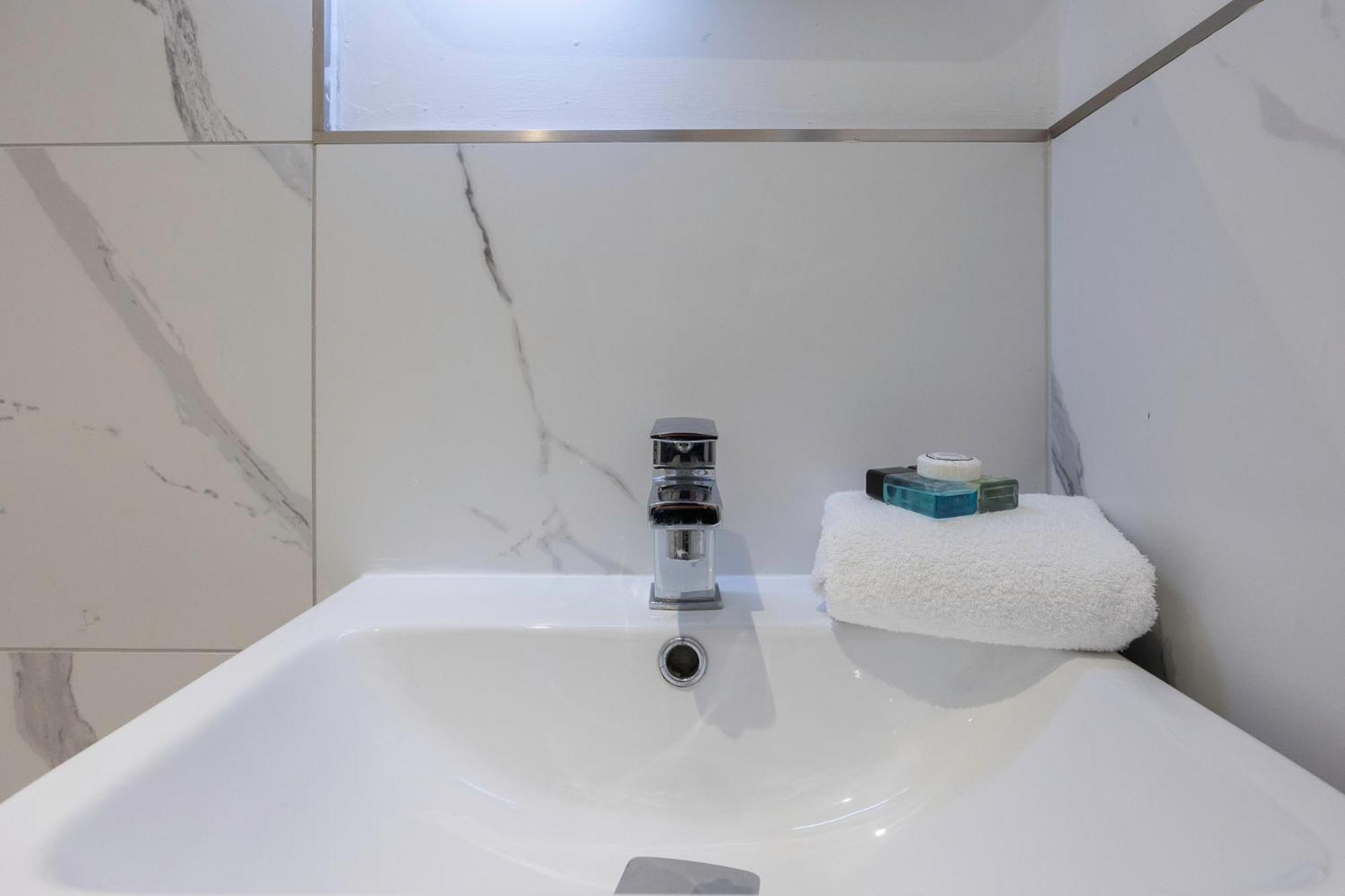 Apartment Stunning Two Bedroom Brighton penthouse *