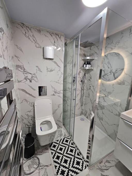 Comfortable Two Bedroom Flat Apartment *