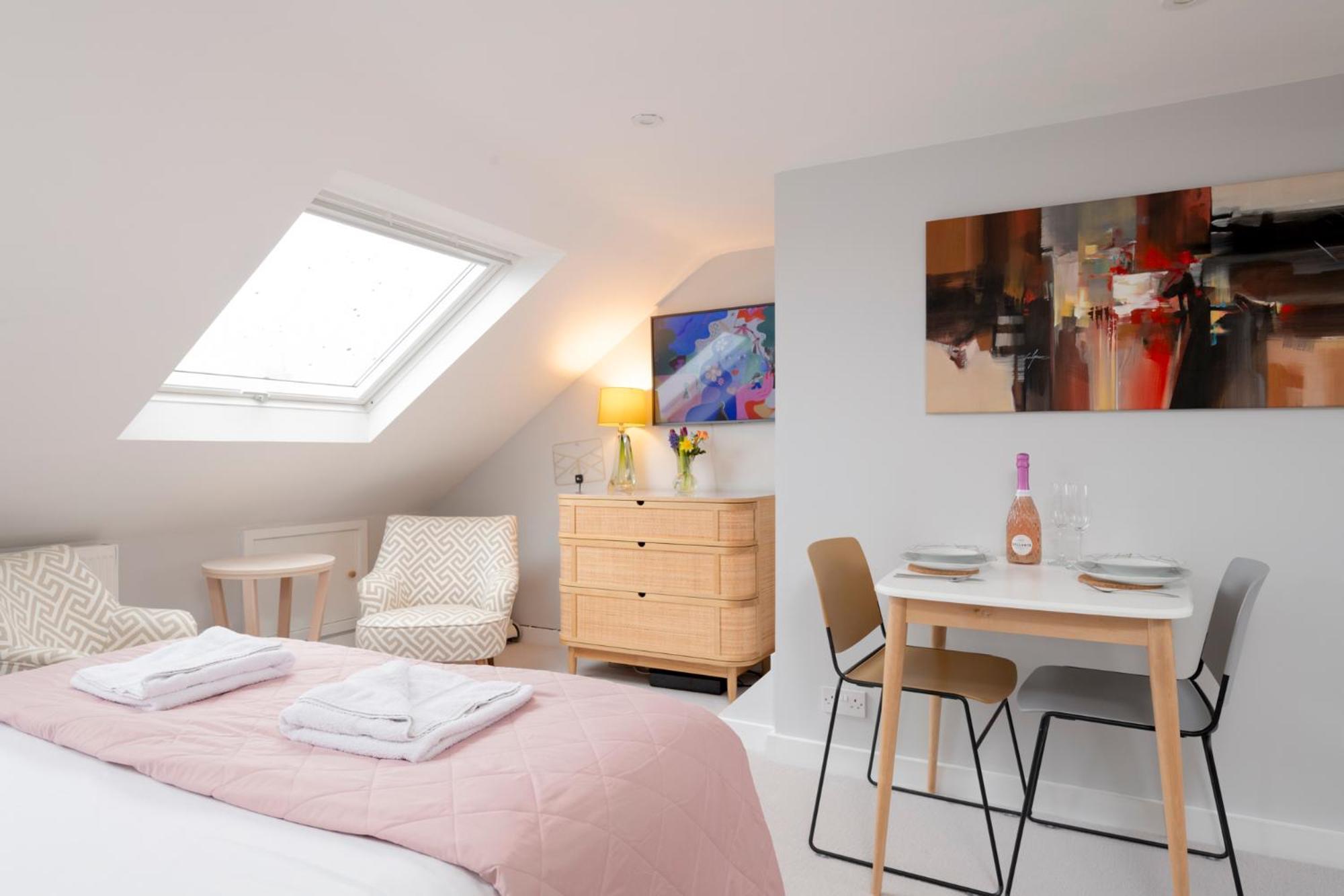 Homestay Cosy Loft Retreat, King Bed, En-suite, Kitchenette, *