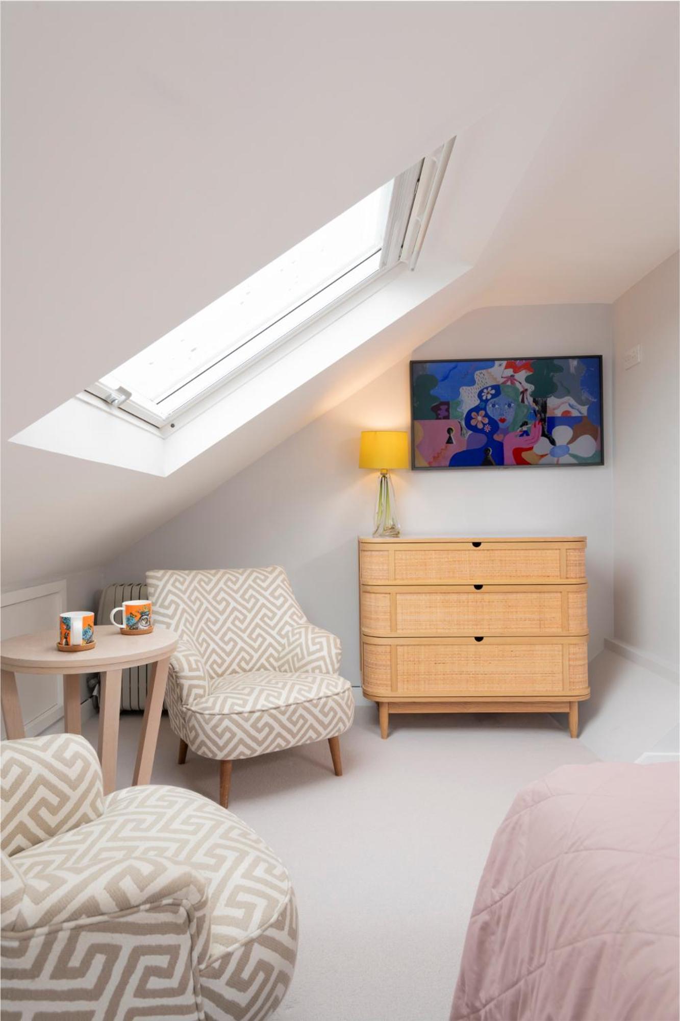 Cosy Loft Retreat, King Bed, En-suite, Kitchenette,