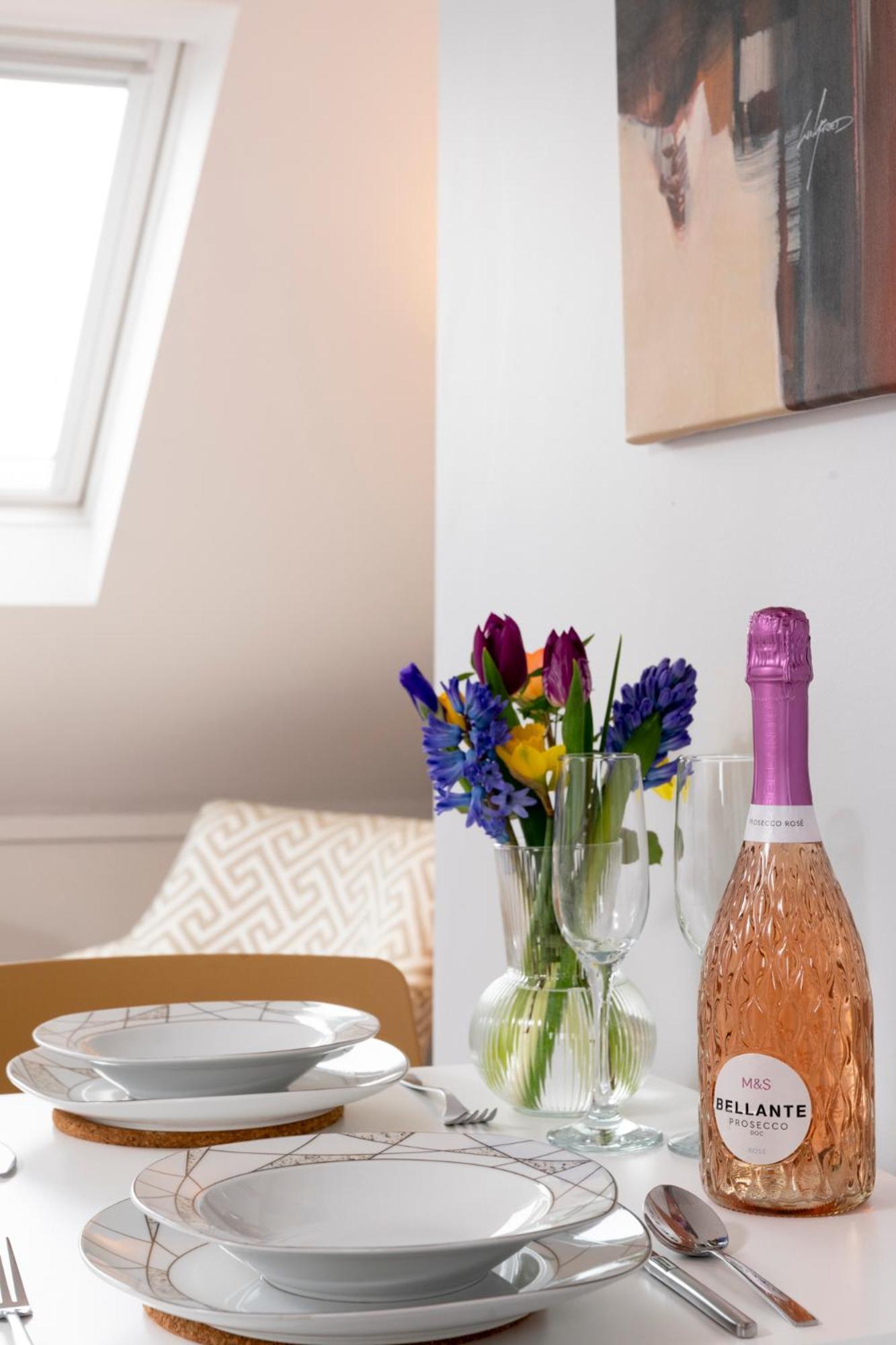 Cosy Loft Retreat, King Bed, En-suite, Kitchenette, Homestay Brighton