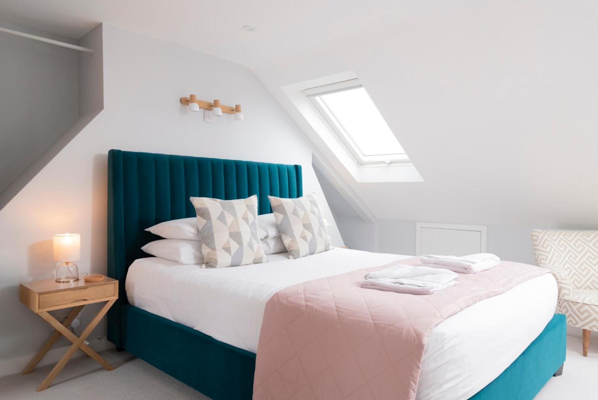 Cosy Loft Retreat, King Bed, En-suite, Kitchenette, *