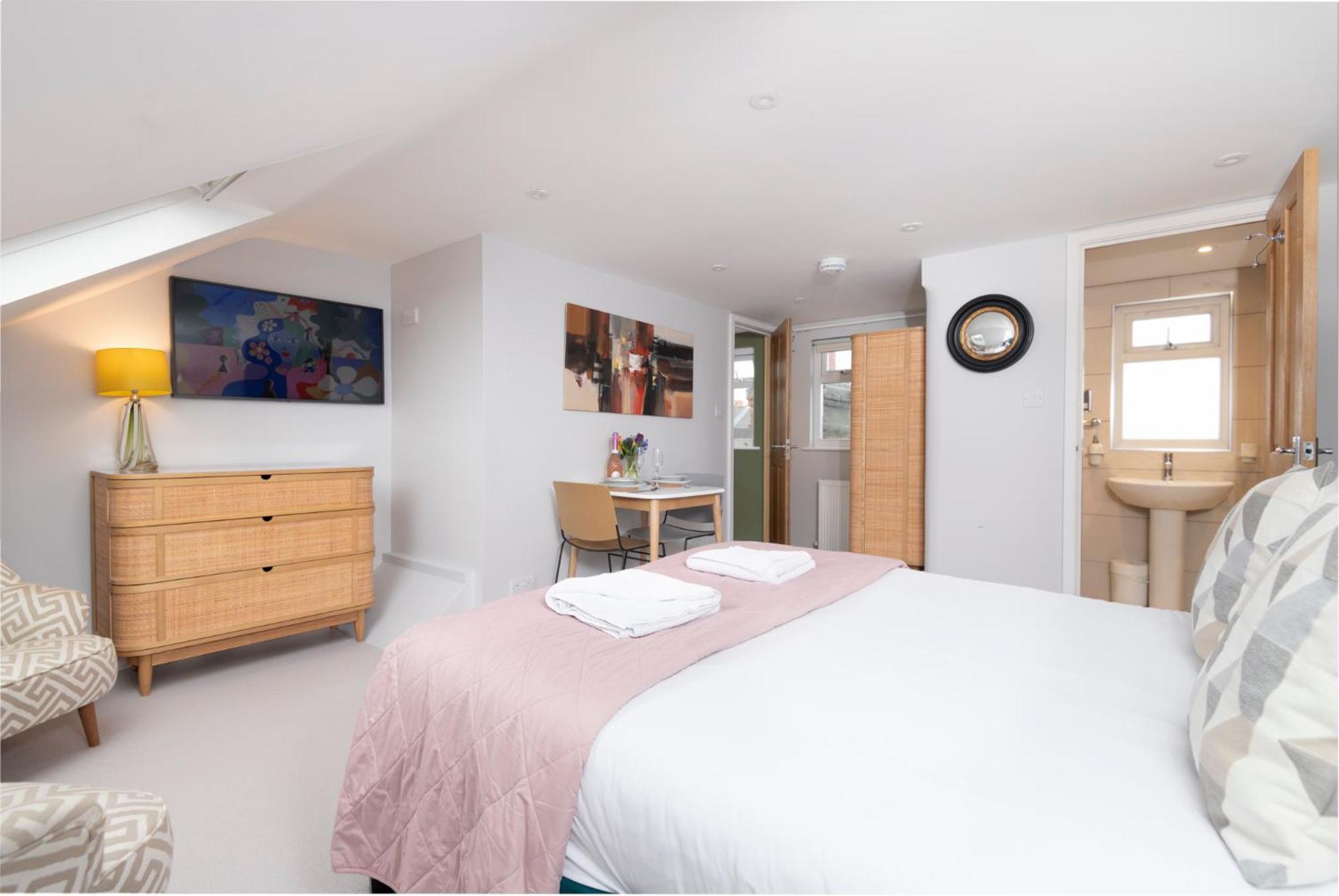 Cosy Loft Retreat, King Bed, En-suite, Kitchenette, Brighton