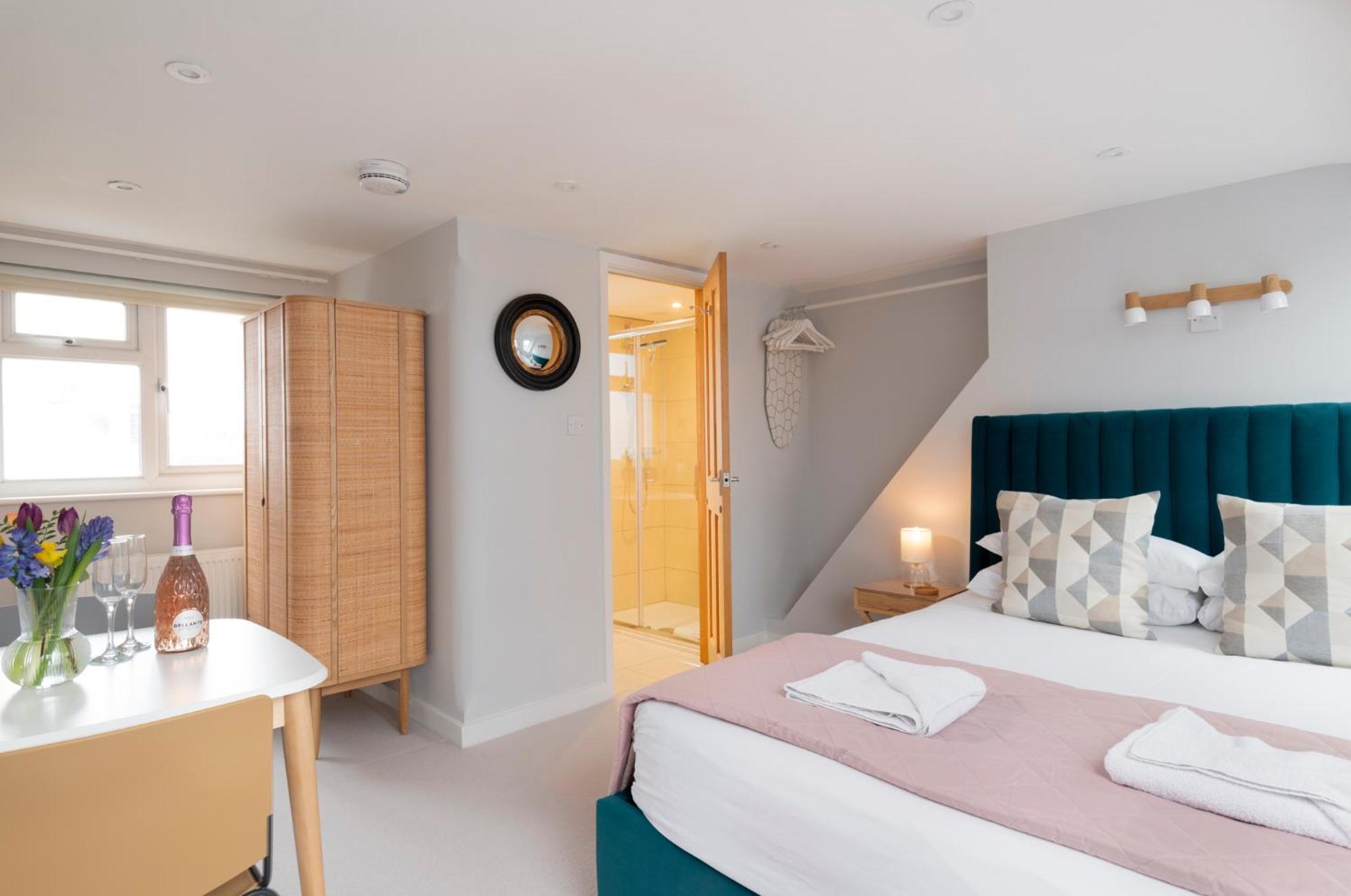 Cosy Loft Retreat, King Bed, En-suite, Kitchenette, Homestay *