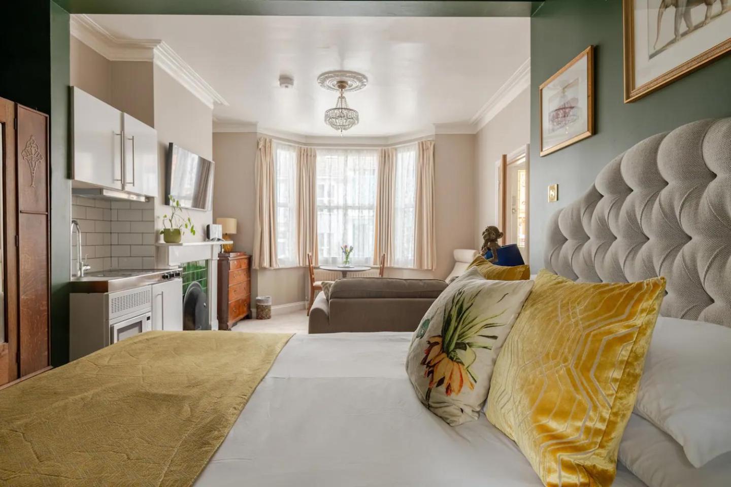 Apartment Deco Studio: King Bed, Kitchenette, Stylish & Comfortable *