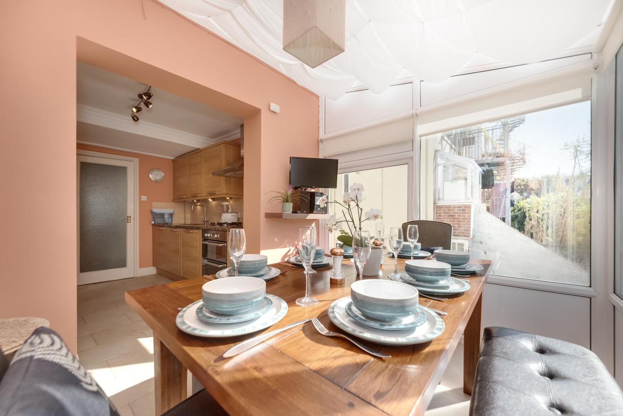 Happy Monkey Town House - Sleeps 9
