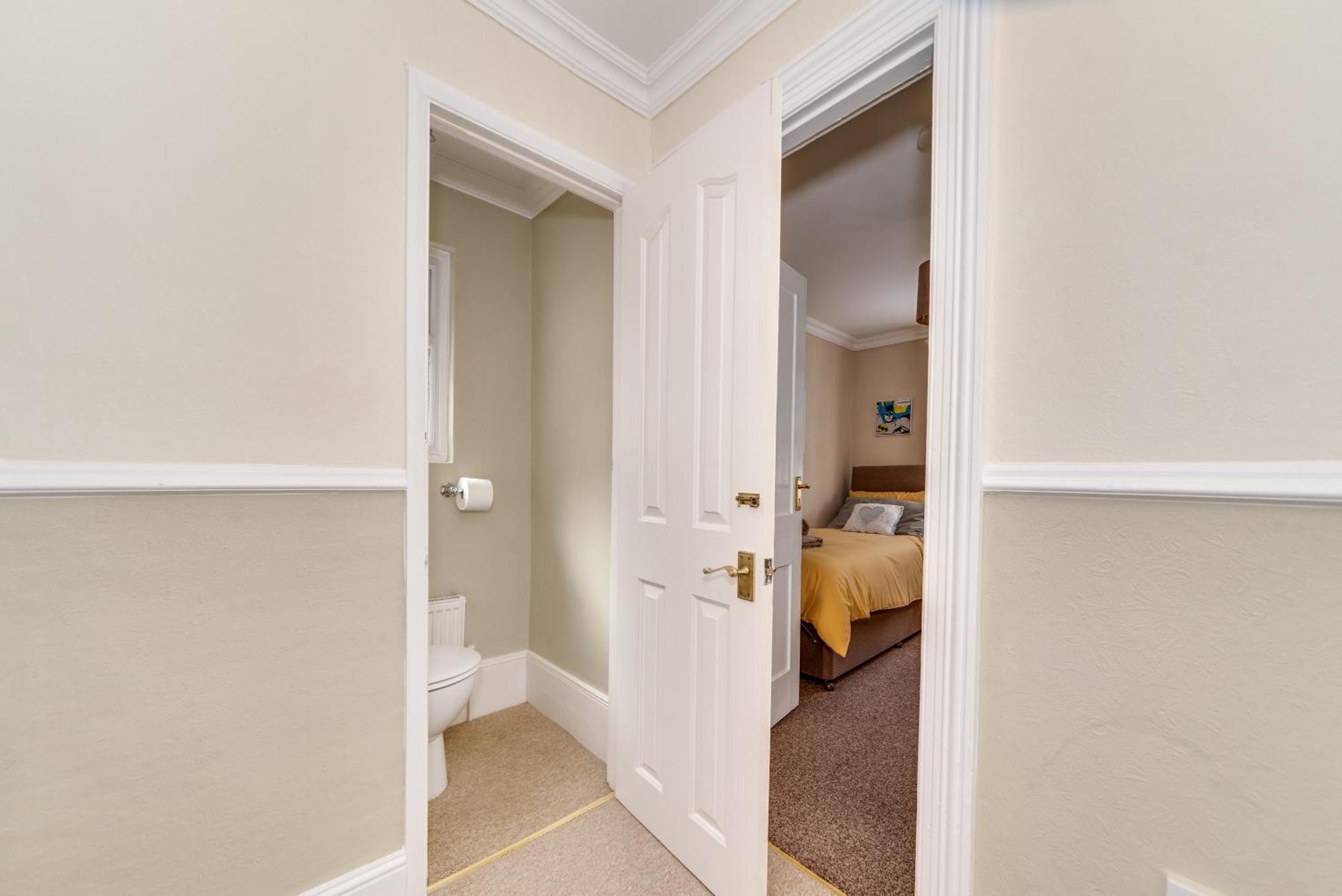 Happy Monkey Town House - Sleeps 9