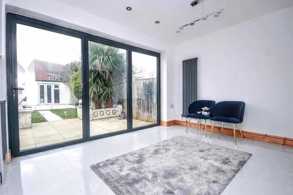 Beautiful Bright Three Bedroom House In And With Free Parking